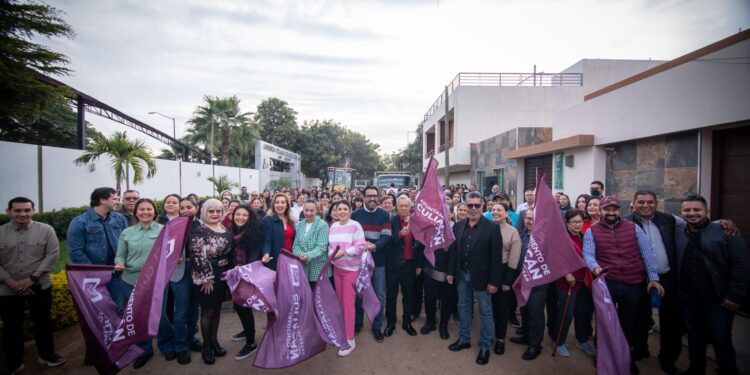 Juan de Dios Gámez acude a banderazo de pavimentación de calle gestionada desde hace 40 años