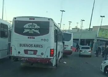 Camioneros se “peleaban” por los pasajeros y chocaron dejando a 20 personas lesionadas