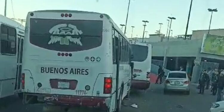 Camioneros se “peleaban” por los pasajeros y chocaron dejando a 20 personas lesionadas