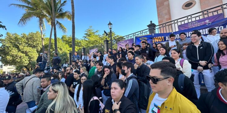 Estudiantes de Ciencias de la Salud de la UAS protestan en la Obregón