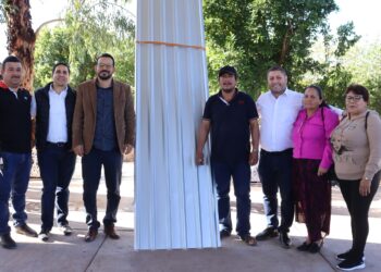 Se fortalece la vivienda en Soyatita; alcalde de Badiraguato entrega láminas galvanizadas