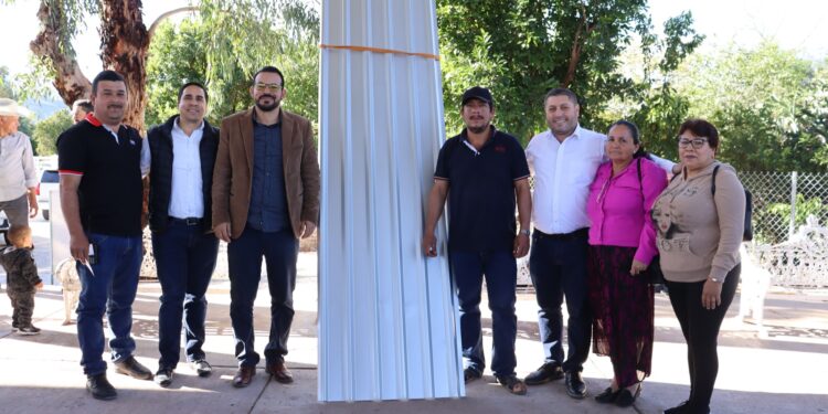 Se fortalece la vivienda en Soyatita; alcalde de Badiraguato entrega láminas galvanizadas