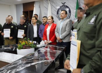 Entrega la FGE ascensos a 14 Agentes de la Policía de Investigación
