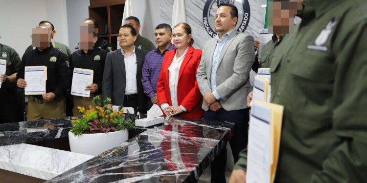 Entrega la FGE ascensos a 14 Agentes de la Policía de Investigación