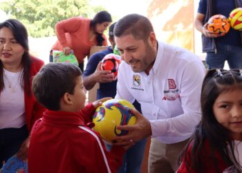 Alcalde de Badiraguato celebra el Día del Amor y la Amistad en escuela
