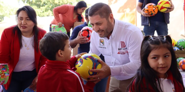 Alcalde de Badiraguato celebra el Día del Amor y la Amistad en escuela