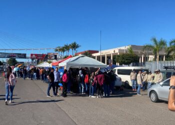 Universitarios de manifiestan en el Congreso del Estado; buscan mesa de diálogo
