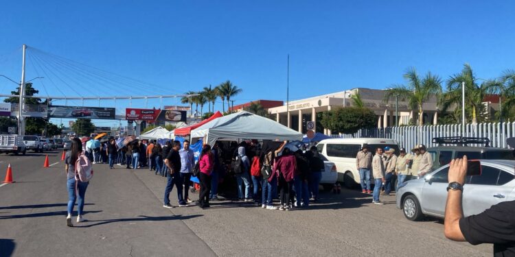 Universitarios de manifiestan en el Congreso del Estado; buscan mesa de diálogo