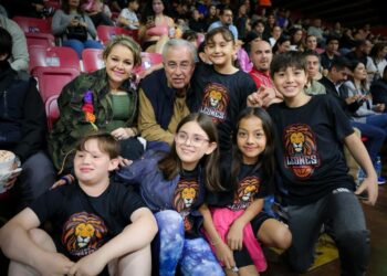 Asiste el Gobernador Rocha Moya a juego con causa de la Copa de Básquetbol de DIF Sinaloa