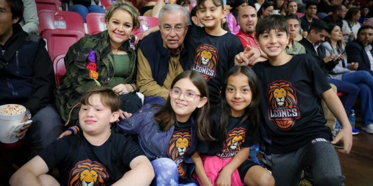 Asiste el Gobernador Rocha Moya a juego con causa de la Copa de Básquetbol de DIF Sinaloa