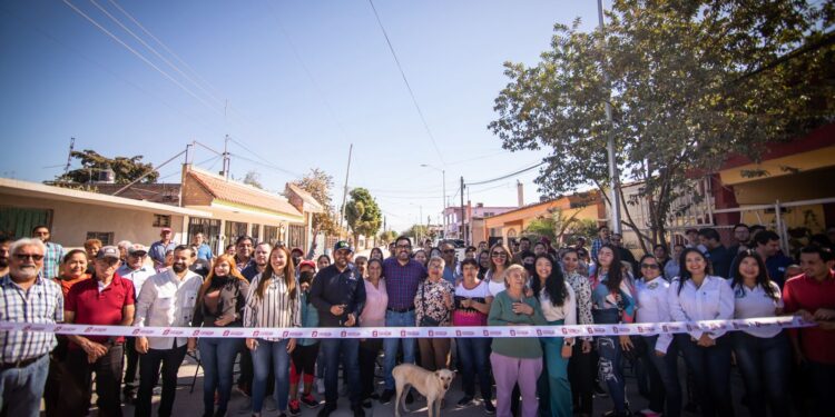 Ayuntamiento inicia construcción de calle en La Conquista y entrega pavimentación en Aguaruto