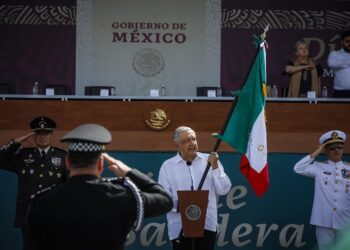 AMLO conmemora el Día de la Bandera desde Mazatlán para todo México