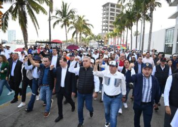 La Nueva Universidad realiza mega marcha en Mazatlán con más de 20 mil asistentes, durante la visita del Presidente; se establecerá mesa de diálogo en SEGOB con participación de la SEP