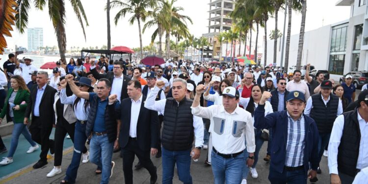 La Nueva Universidad realiza mega marcha en Mazatlán con más de 20 mil asistentes, durante la visita del Presidente; se establecerá mesa de diálogo en SEGOB con participación de la SEP