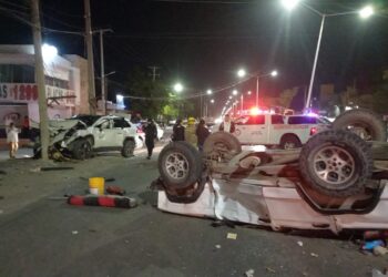 Chocan camionetas y salen a relucir armas de fuego