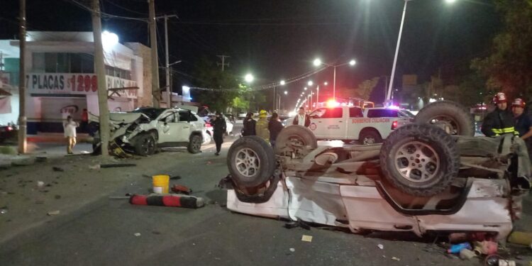 Chocan camionetas y salen a relucir armas de fuego