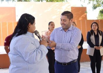 Por su gran compromiso con la educación, la comunidad escolar de Badiraguato entrega reconocimiento a José Paz López