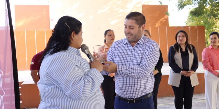 Por su gran compromiso con la educación, la comunidad escolar de Badiraguato entrega reconocimiento a José Paz López