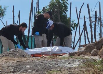 Localizan a un hombre esposado y asesinado en la colonia Progreso