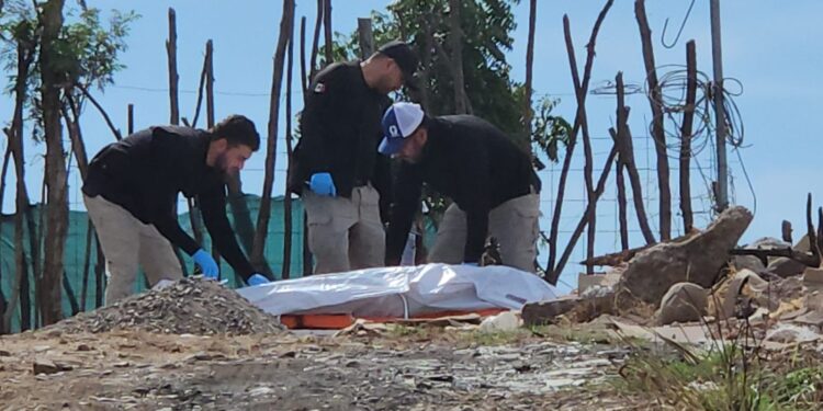 Localizan a un hombre esposado y asesinado en la colonia Progreso