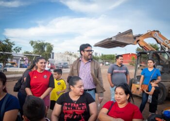 Compromiso cumplido con el deporte, Ayuntamiento entrega cancha de futbol en Barrancos e inicia construcción de una más en Alturas del Sur