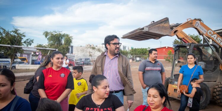 Compromiso cumplido con el deporte, Ayuntamiento entrega cancha de futbol en Barrancos e inicia construcción de una más en Alturas del Sur