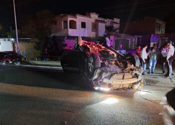 Daños materiales, una persona herida y rapiña, fue el saldo de un choque y volcadura de una camioneta