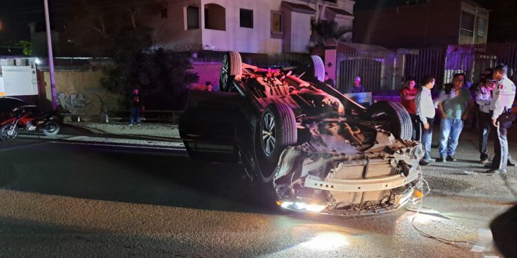 Daños materiales, una persona herida y rapiña, fue el saldo de un choque y volcadura de una camioneta
