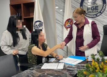 Entrega Fiscal Sara Bruna cheques a viudas de policías de investigación