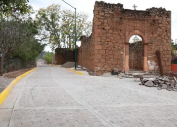Rocha inaugura cinco calles en la comunidad serrana de Soyatita, Badiraguato