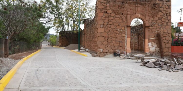 Rocha inaugura cinco calles en la comunidad serrana de Soyatita, Badiraguato