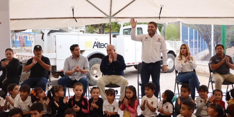 Rocha Moya y López Elenes entregan calles y alumbrado público en Soyatita