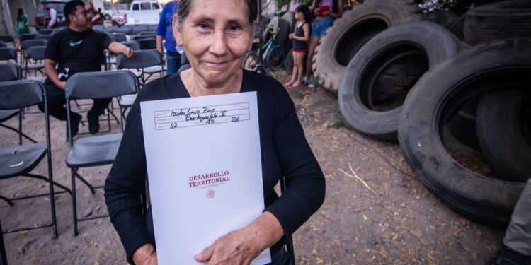 ‘Es un sueño cristalizado para ustedes y sus familias’: Juan de Dios Gámez al entregar 83 escrituras a habitantes del Campo El Diez
