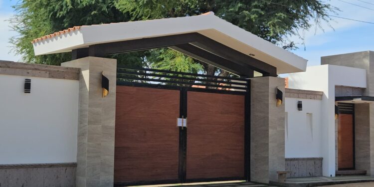 Efectivos de la MARINA catean una lujosa finca en Eldorado