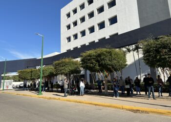 Trabajadores de la UAS protestan en la FGE; acusan violaciones en toma de declaraciones