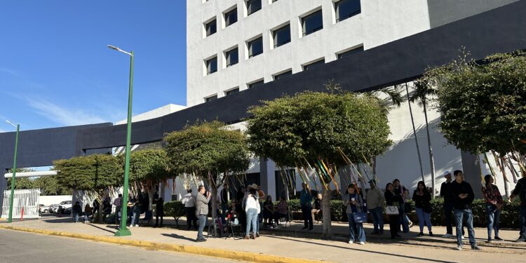 Trabajadores de la UAS protestan en la FGE; acusan violaciones en toma de declaraciones