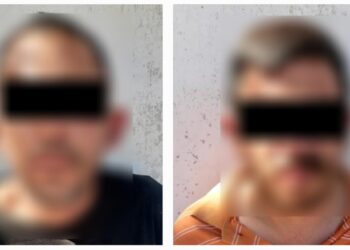 Tras persecución, policias municipales detienen a dos hombres que habían despojado un automóvil