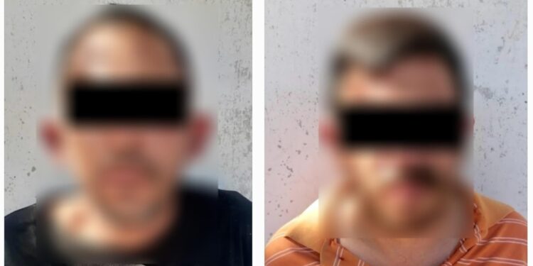 Tras persecución, policias municipales detienen a dos hombres que habían despojado un automóvil