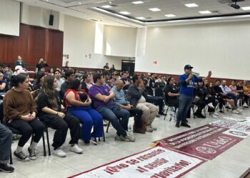 ¡No a la consulta amañada! Demandan maestros y estudiantes de la UAdeO en marcha al Congreso del Estado