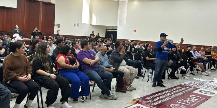 ¡No a la consulta amañada! Demandan maestros y estudiantes de la UAdeO en marcha al Congreso del Estado