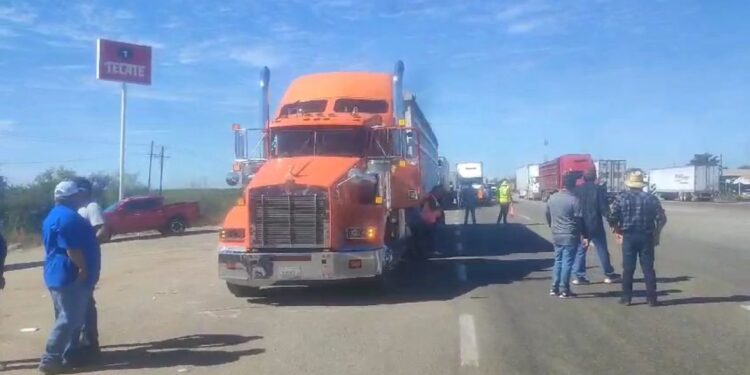 Transportistas de Sinaloa se unen a paro nacional; exigen seguridad y frenar el “cobro de piso”
