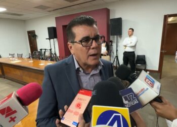 Alcalde de Mazatlán dice que no es su tarea prevenir e investigar cobro de la luz a vecinos por parte del crimen organizado