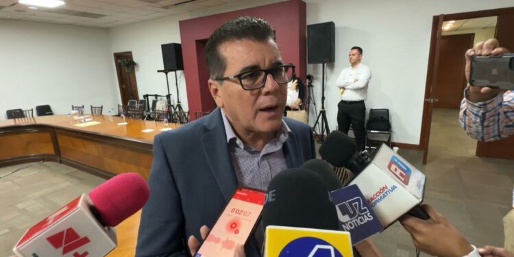 Alcalde de Mazatlán dice que no es su tarea prevenir e investigar cobro de la luz a vecinos por parte del crimen organizado