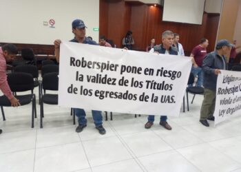 Robespierre Lizárraga pone en riesgo la validez de los títulos de egresados en la UAS: Manifestantes en Congreso