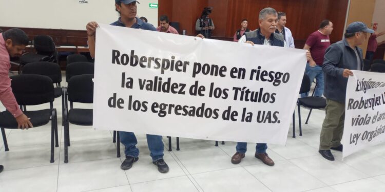 Robespierre Lizárraga pone en riesgo la validez de los títulos de egresados en la UAS: Manifestantes en Congreso