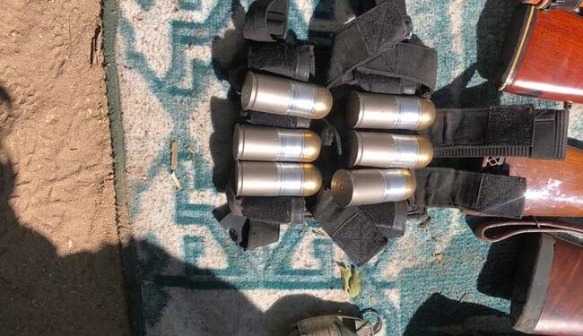 GN, Ejército y SSPC Estatal aseguran 3 camionetas con granada, armas largas, cargadores y cartuchos en Chiapas