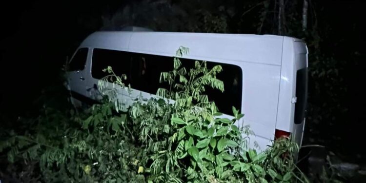 Cae a barranco la camioneta en la que viajaba “El Costeño”