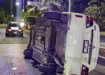 Madre e hija resultan ilesas al chocar y volcar el auto en que circulaban