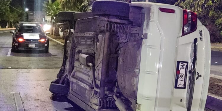 Madre e hija resultan ilesas al chocar y volcar el auto en que circulaban