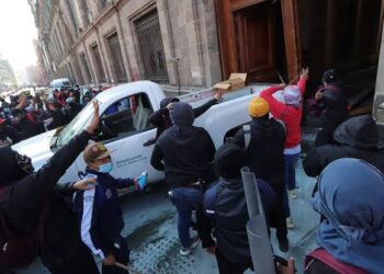 López Obrador arremetió contra los padres de los normalistas de Ayotzinapa